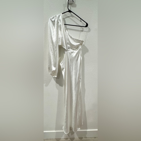 NWT Showpo. Archie Midi Cut Out One Shoulder Long Balloon Sleeve White Dress 6 - Picture 3 of 16